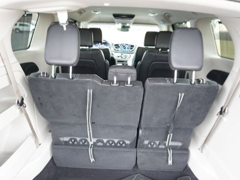 Used 2022 Chrysler Pacifica Touring-L image 15