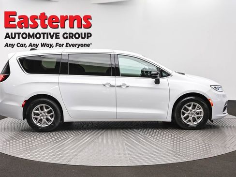 Used 2024 Chrysler Pacifica Touring-L FWD image 4
