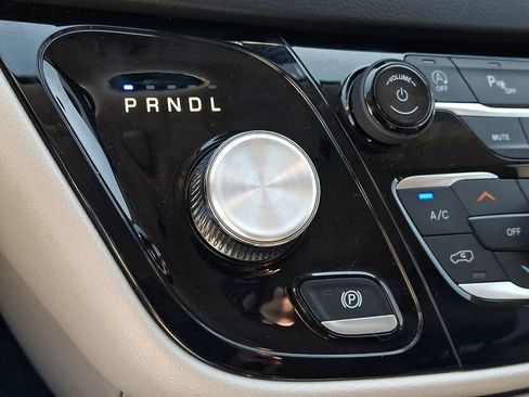 Used 2023 Chrysler Pacifica Touring-L FWD image 19