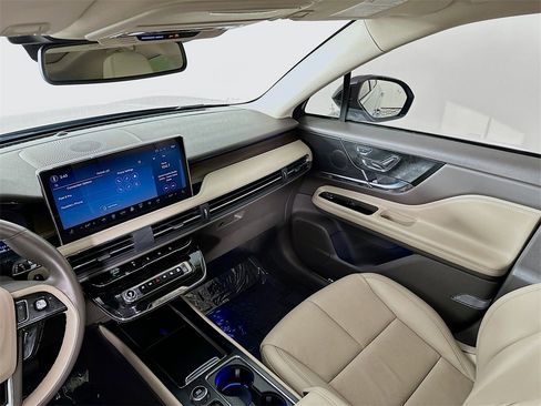 Used 2024 Lincoln Corsair Grand Touring image 23