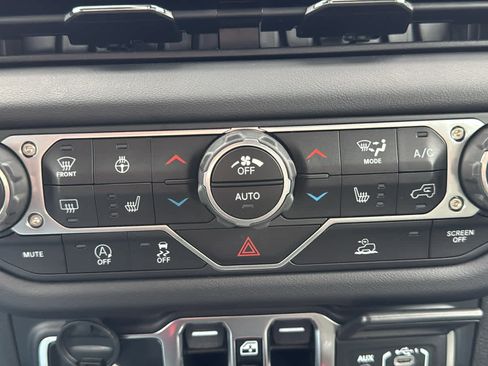 Used 2024 Jeep Gladiator Mojave w/ Technology Group AWD/4WD image 16
