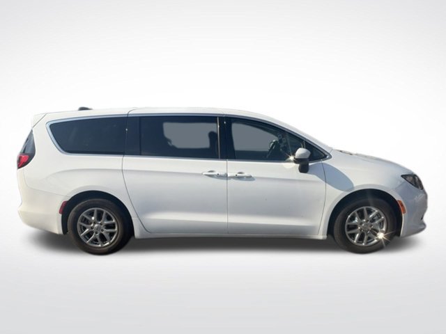 Used 2023 Chrysler Voyager LX FWD image 4