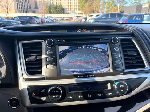 Used 2019 Toyota Highlander XLE image 32