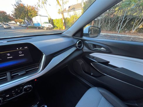 Used 2025 Chevrolet Trax LT w/ LT Convenience Package image 33