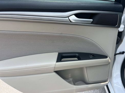 Used 2019 Ford Fusion SE FWD image 19