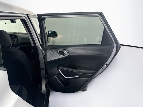 Used 2025 Kia Soul LX w/ LX Technology Package FWD image 29