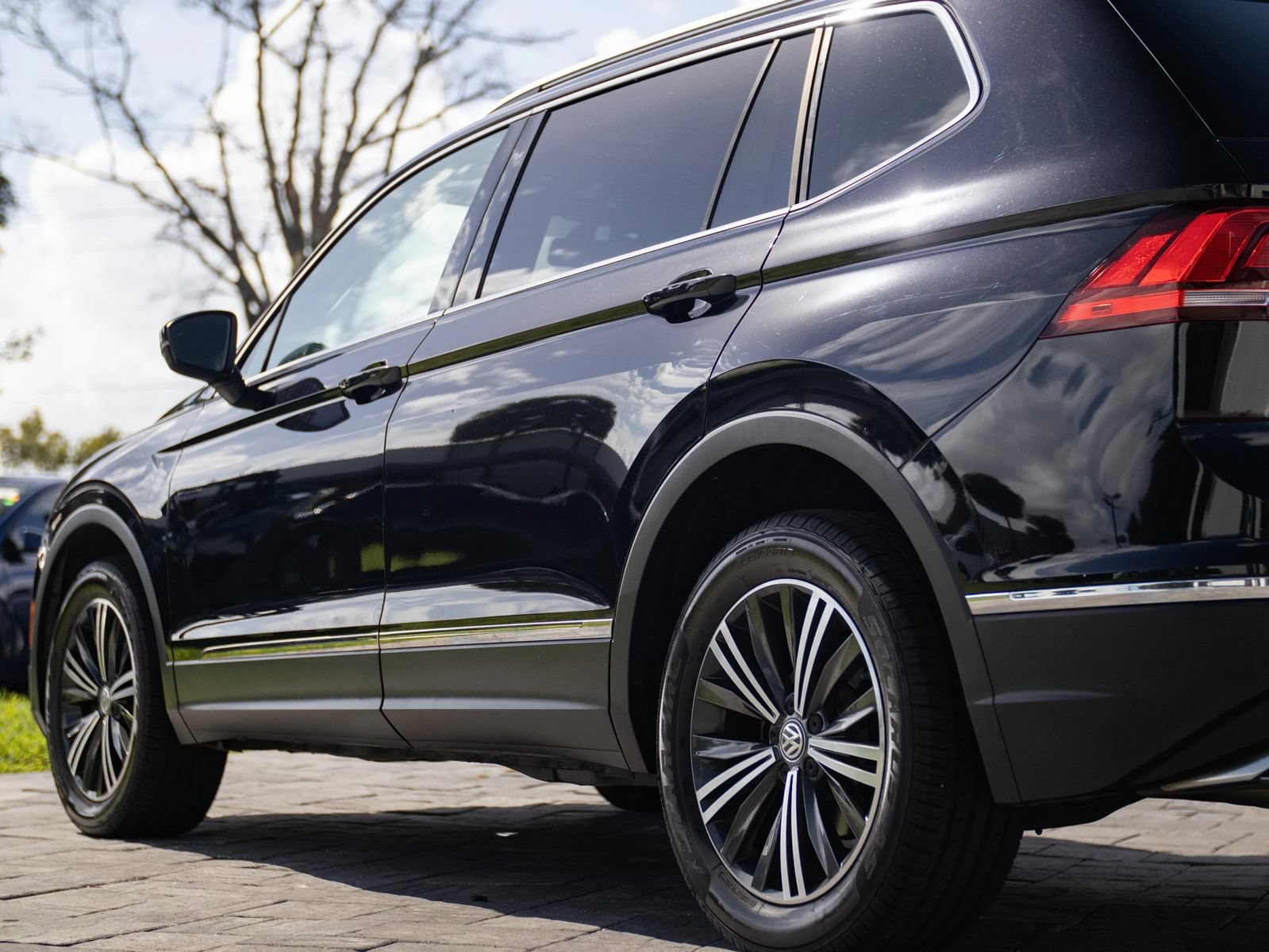 Used 2018 Volkswagen Tiguan SEL FWD image 8