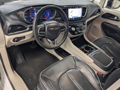 Used 2023 Chrysler Pacifica Limited w/ Uconnect Theater Family Group FWD image 12