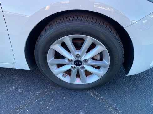 Used 2017 Kia Forte S image 2