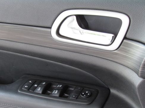 Used 2021 Jeep Grand Cherokee Laredo X AWD/4WD image 31
