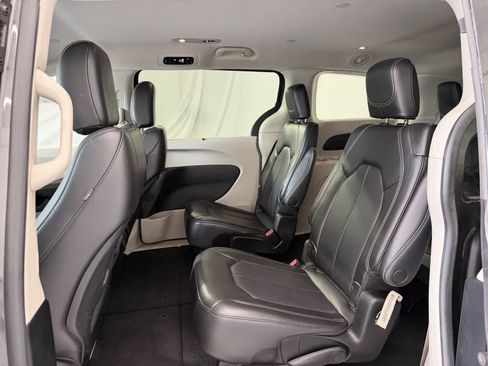 Used 2023 Chrysler Pacifica Touring-L FWD image 11