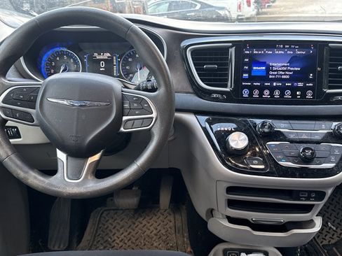 Used 2017 Chrysler Pacifica Touring FWD image 4