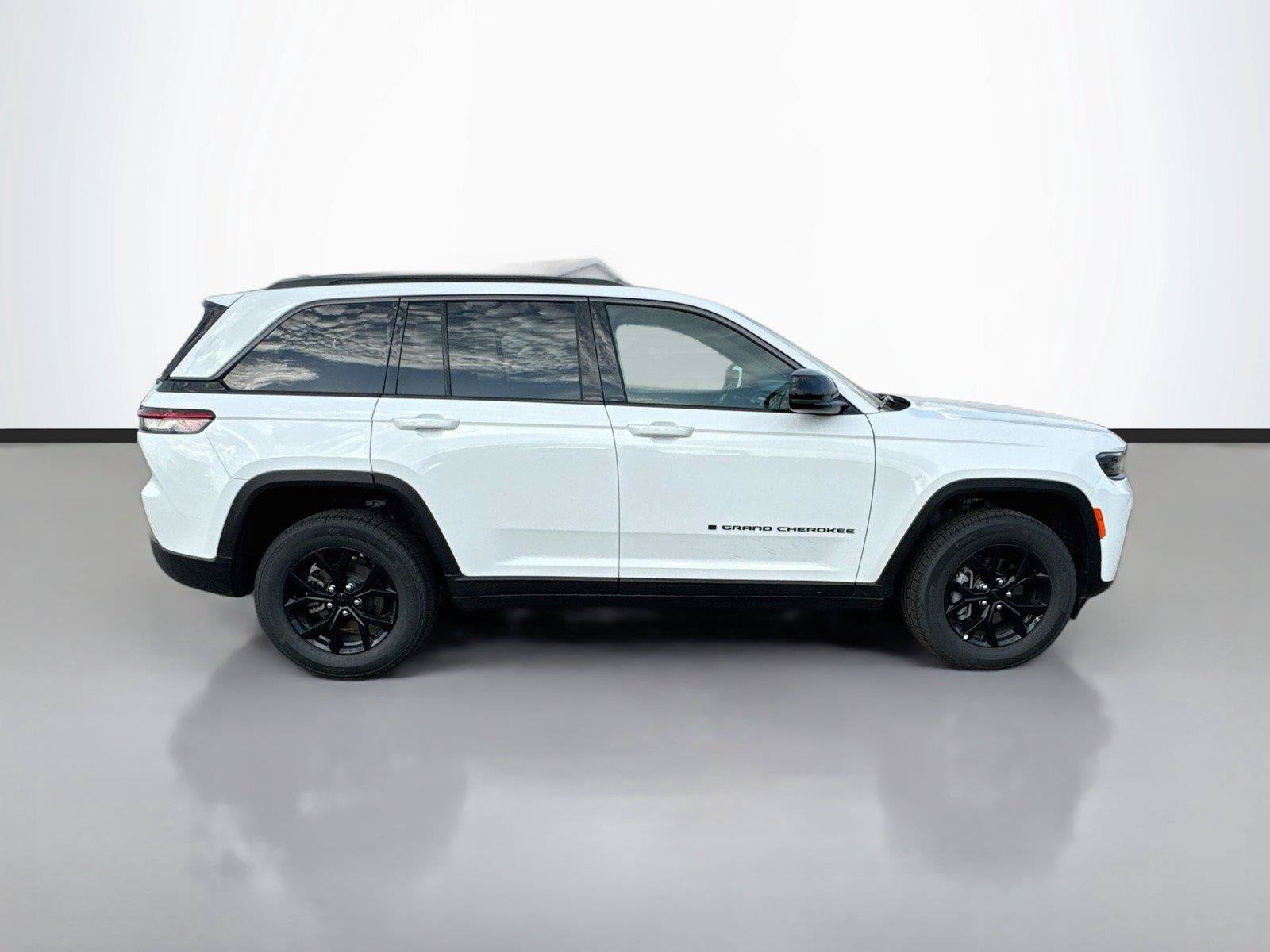 Used 2026 Jeep Grand Cherokee Altitude AWD/4WD image 16
