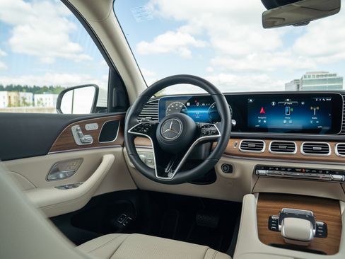 Certified 2025 Mercedes-Benz GLE 450e 4MATIC w/ Driver Assistance Package image 16