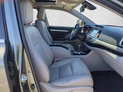 Used 2017 Toyota Highlander XLE image 15