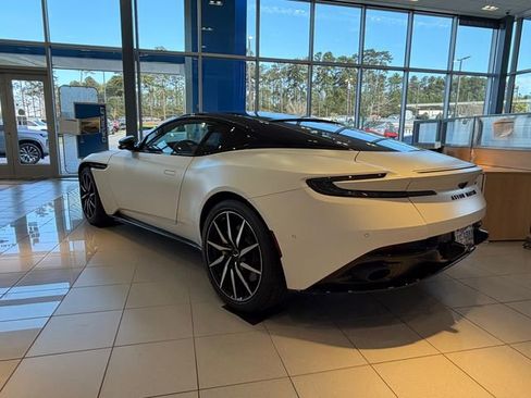 Used 2023 Aston Martin DB11 Coupe image 4