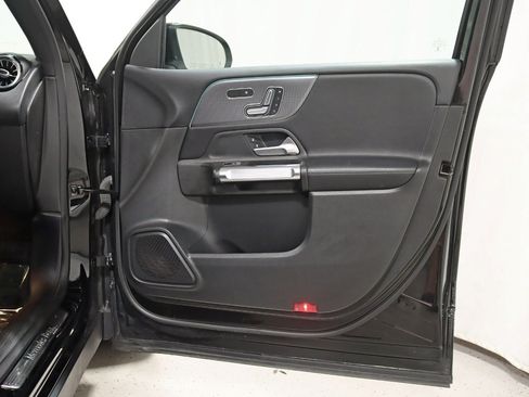Used 2021 Mercedes-Benz GLB 250 4MATIC w/ Premium Package image 38