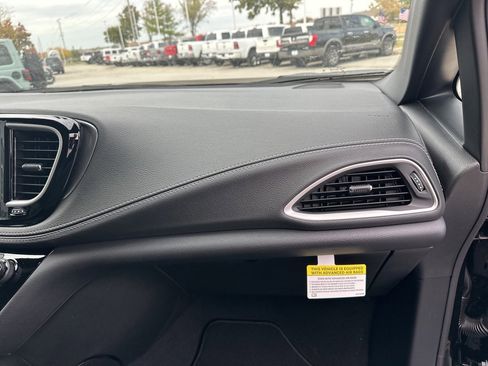 New 2026 Chrysler Pacifica Select image 57