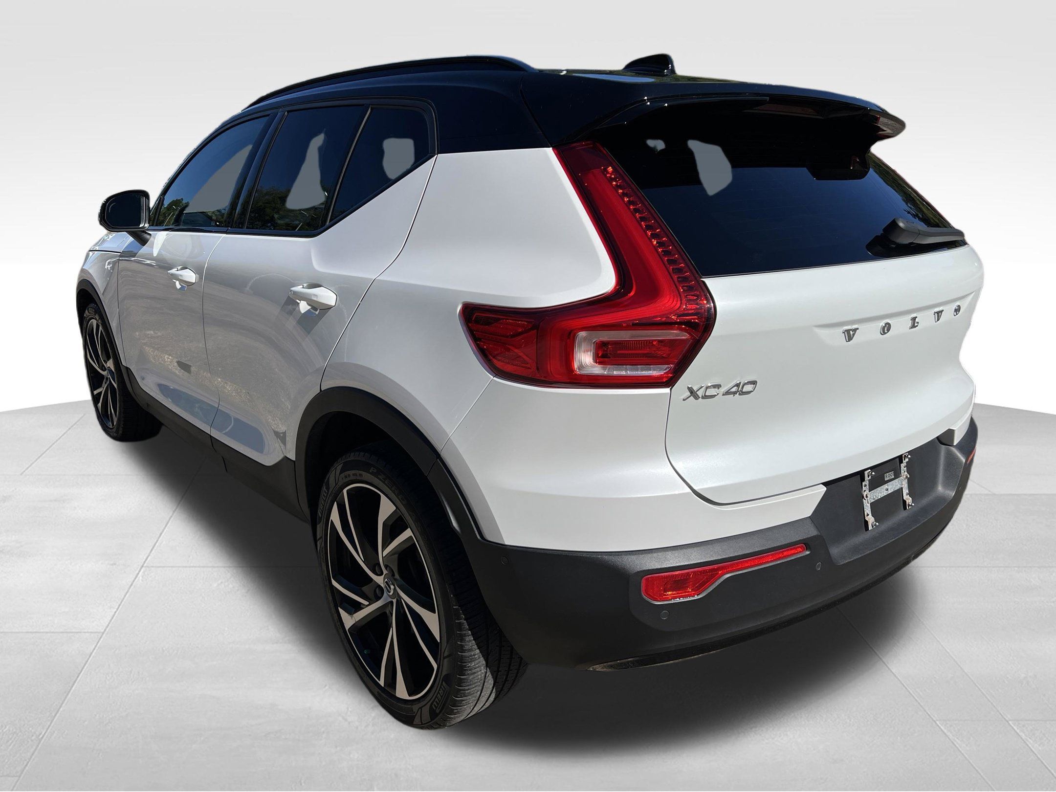 Used 2022 Volvo XC40 T5 R-Design w/ Advanced Package AWD/4WD image 8
