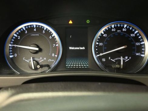 Used 2018 Toyota Highlander XLE FWD image 11