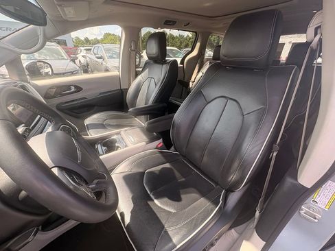 Used 2023 Chrysler Pacifica Limited FWD image 22