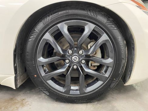 Used 2019 Nissan 370Z Coupe w/ Z34 Heritage Edition - White image 14