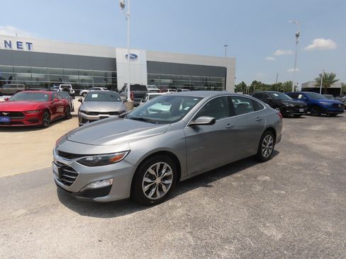 Used 2025 Chevrolet Malibu LT FWD image 2