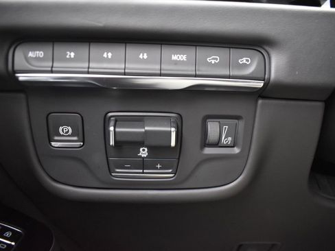 Certified 2025 Cadillac Escalade ESV Sport Platinum image 17