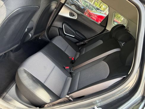 Used 2025 Kia Soul LX w/ LX Technology Package FWD image 22