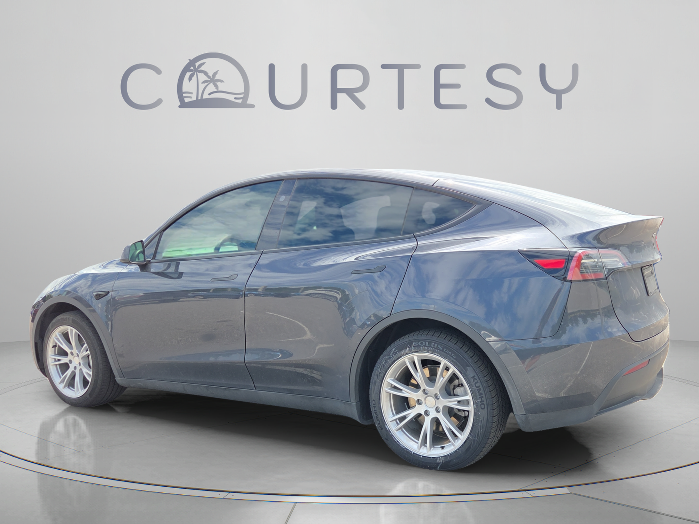 Used 2024 Tesla Model Y Long Range AWD/4WD image 2