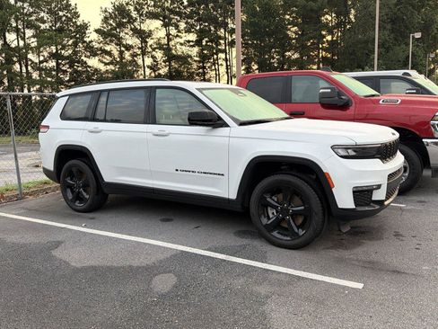 Used 2025 Jeep Grand Cherokee L Limited w/ Black Appearance Package AWD/4WD image 4