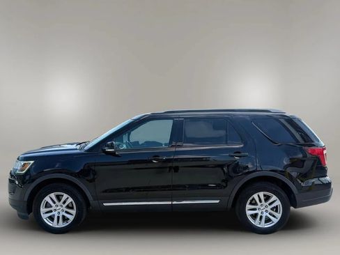 Used 2018 Ford Explorer XLT w/ Equipment Group 202A AWD/4WD image 4