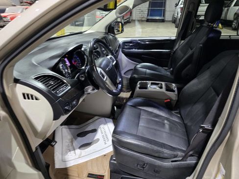 Used 2016 Chrysler Town & Country Touring-L image 25