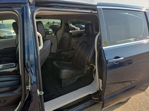 Used 2023 Chrysler Pacifica Touring-L FWD image 34