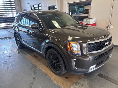 Used 2022 Kia Telluride SX w/ SX Prestige Package image 3