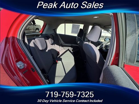 Used 2010 Toyota Yaris 4-Door Hatchback image 27