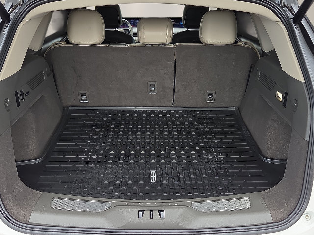 Used 2025 Lincoln Nautilus Reserve AWD/4WD image 9