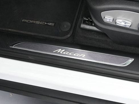 Certified 2026 Porsche Macan AWD/4WD image 16
