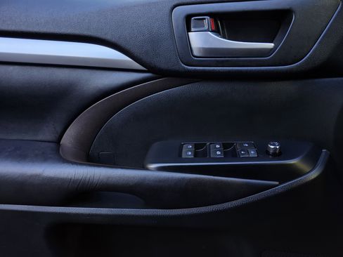 Used 2017 Toyota Highlander XLE image 17