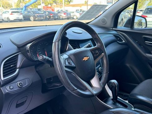 Used 2020 Chevrolet Trax LT w/ LT Convenience Package FWD image 10