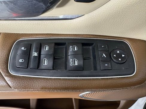 Used 2019 RAM 1500 Laramie AWD/4WD image 18