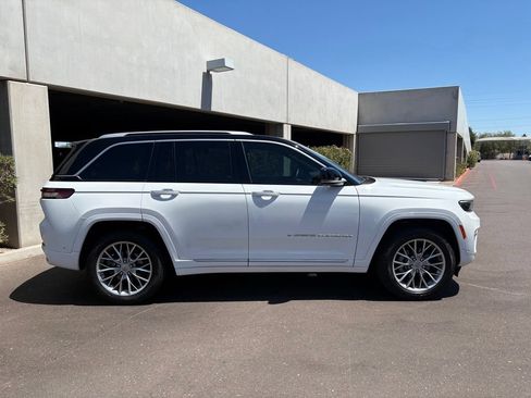 Used 2023 Jeep Grand Cherokee Summit w/ Adv Protech Group IV AWD/4WD image 5