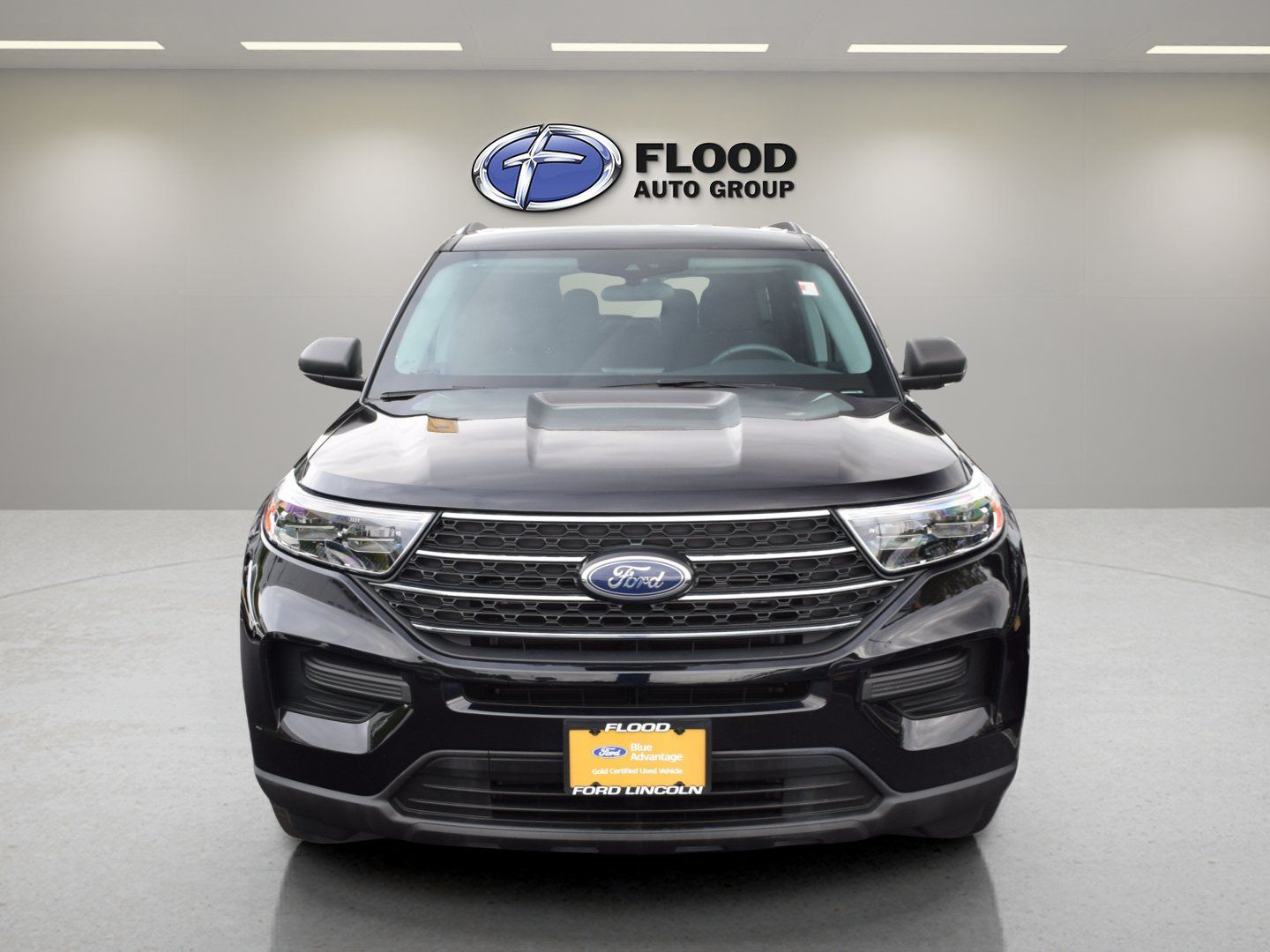Used 2023 Ford Explorer XLT AWD/4WD image 2
