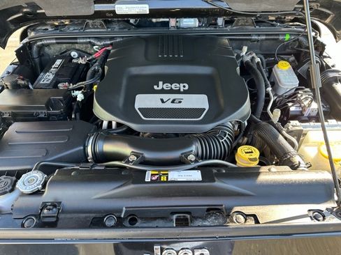 Used 2016 Jeep Wrangler Unlimited Sahara w/ Dual Top Group AWD/4WD image 35
