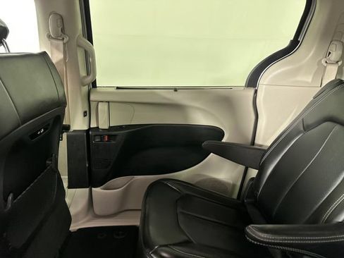 Certified 2024 Chrysler Pacifica Touring-L FWD image 12
