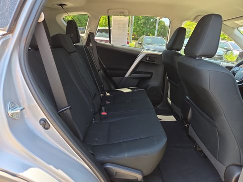 Used 2018 Toyota RAV4 LE FWD image 14