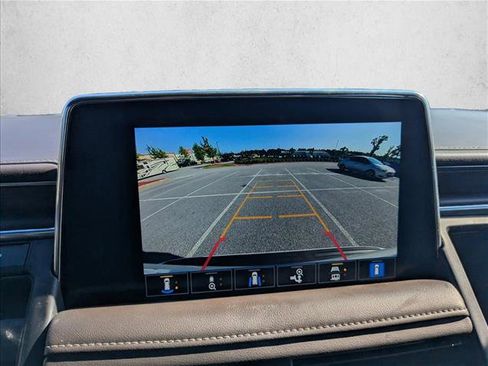 Used 2022 Chevrolet Tahoe Z71 w/ Luxury Package AWD/4WD image 18