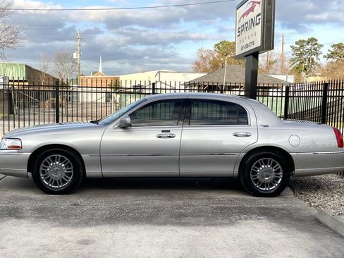 Used 2006 Lincoln Town Car Signature Limited image 4