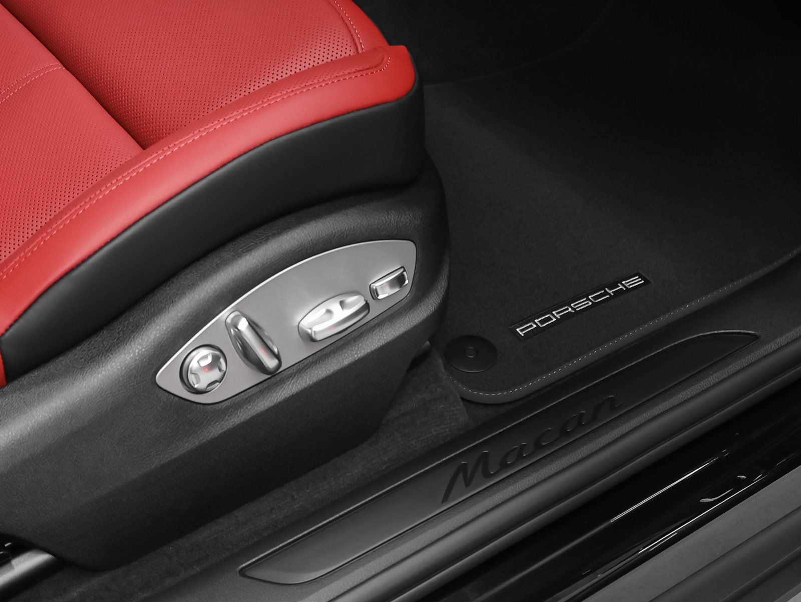 Certified 2026 Porsche Macan AWD/4WD image 18