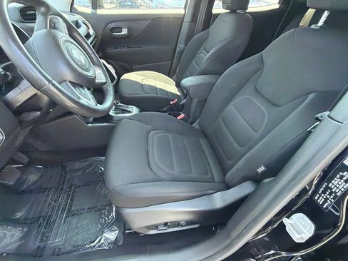 Used 2018 Jeep Renegade Latitude w/ UConnect 8.4 Nav Group FWD image 20